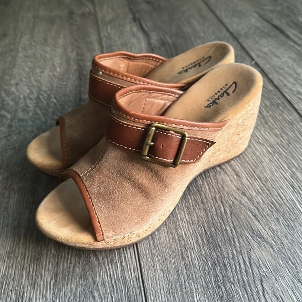 Clarks shoes wedges tan suede toeless size 7 Barbie core